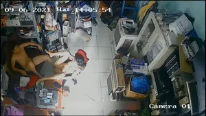 Vợ yêu anh xã làm tình nhau trong của hàng máy tính