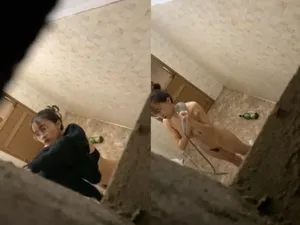 Quay lén bồ vú ngon tắm, khe lỗ lồn chảy nước ròng ròng