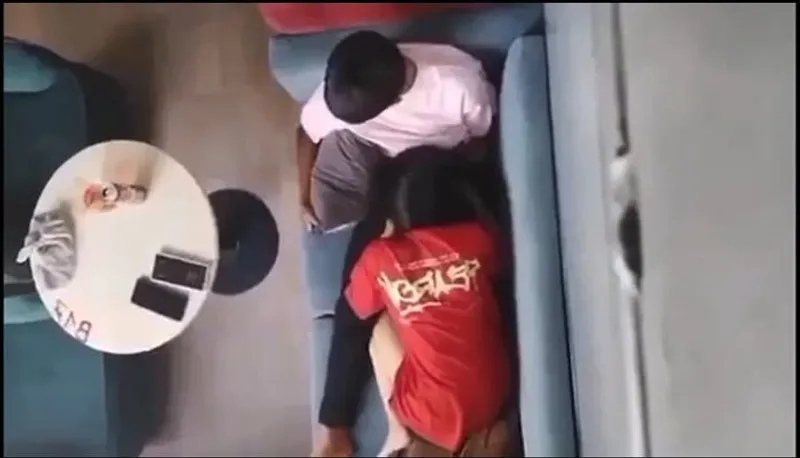 Quay lén bồ mút liếm cho ghệ nơi công cộng