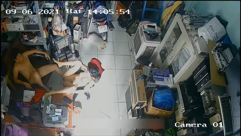 Vợ yêu anh xã làm tình nhau trong của hàng máy tính